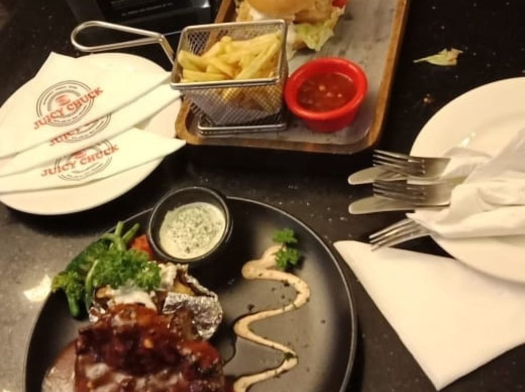 JUICY CHUCK-Place for juicy food lovers-Chaskaclub